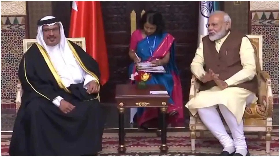 बहरीन में बनेगा भव्य मंदिर, जमीन देने के लिए प्रधानमंत्री ने कहा-थैंक्स Prime Minister Narendra Modi spoke to the Crown Prince of Bahrain and Prime Minister Salman bin Hamad Al Khalifa on Tuesday. During this both