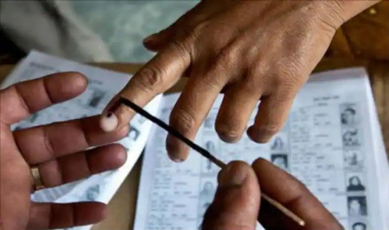 मणिपुर में मतदान की रफ्तार तेज, 1 बजे तक 48.88 फीसद हुई वोटिंग, कीथलमनबी में ईवीएम तोड़ने की शिकायत The first phase of Manipur Assembly elections has begun today. In 38 constituencies of five districts including Imphal East, Imphal West,