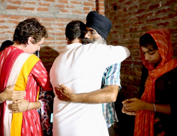 शर्मनाक, लखीमपुर किसान नरसंहार के पीड़ित परिवारों को कोर्ट का दरवाजा खटखटाना पड़ रहाः प्रियंका गांधी Congress General Secretary Priyanka Gandhi has made a big attack on the BJP amid the ongoing fourth phase of polling in Uttar Pradesh.