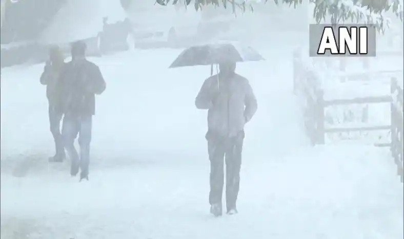 उत्तर भारत के इन राज्यों में बरसेंगे बादल, पहाड़ों पर बर्फबारी जारी People may have got relief from the cold, but now the rains are disturbing in many states. The Meteorological Department has forecast rain
