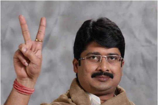 प्रतापगढ़ में बाहुबली राजा भैया की बूथ पर 1 घंटे से रुकी वोटिंग Voting for the fifth phase of the Uttar Pradesh assembly elections continues on Sunday. Meanwhile, news is coming that voting at a booth
