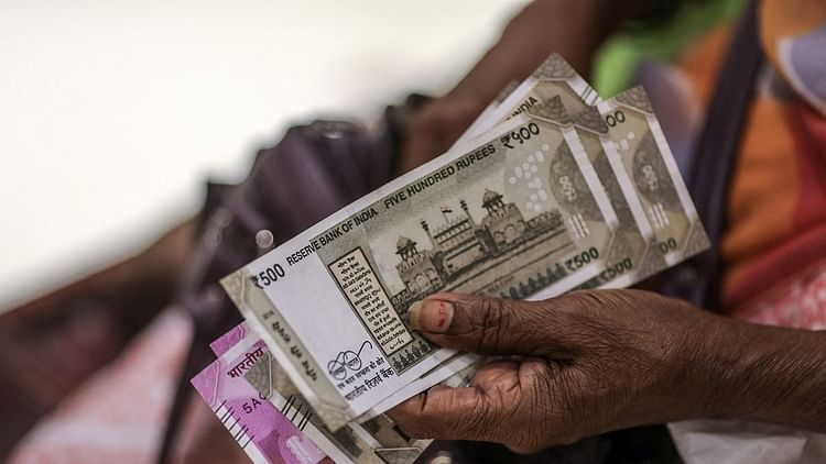 बजट 2022: मध्यम वर्ग के हाथ फिर लगी निराशा, टैक्स में नहीं मिली कोई छूट Finance Minister Nirmala Sitharaman presented the tenth and fourth budget of the Modi government today. Finance Minister Nirmala Sitharaman