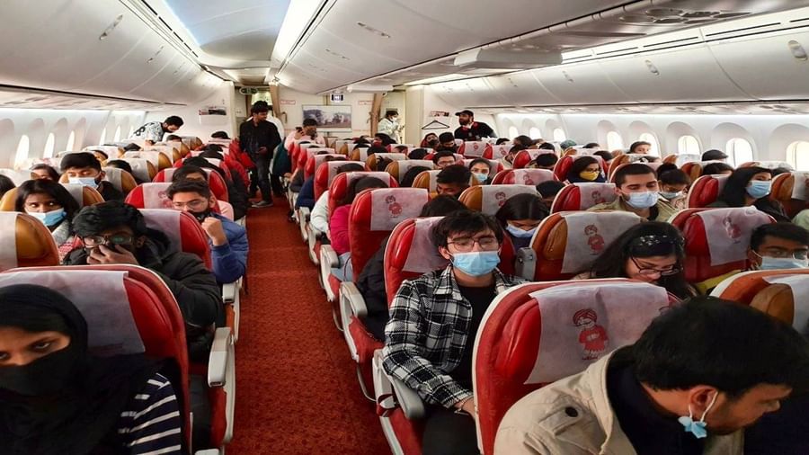 ‘ऑपरेशन गंगा’ के तहत दिल्ली के लिए छठी उड़ान, 240 भारतीय आ रहे भारत The sixth flight under 'Operation Ganga' carrying 240 Indian nationals from Hungary's capital Budapest has left for Delhi. 240 Indian