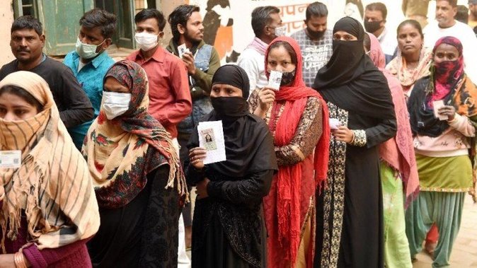 उप्र के चौथे चरण में 59 सीटों पर मतदान जारी, लोगों में उत्साह In the fourth phase of the assembly elections being held in Uttar Pradesh, the first two hours of voting have been completed for 59