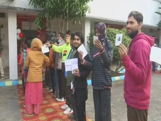 यूपी, उत्तराखंड और गोवा में वोटिंग जारी, दिख रहा उत्साह Voting is going on for 165 seats in Uttar Pradesh, Uttarakhand and Goa today. In the second phase in Uttar Pradesh, voting is being h