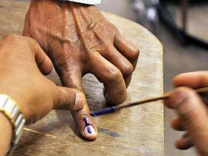 उप्र के तीसरे चरण और पंजाब के लिए थमा चुनावी शोर, 20 को मतदान The campaigning for the polling to be held on February 20 in Uttar Pradesh and Punjab came to an end today. The third phase of polling