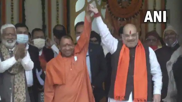 योगी ने किया नामांकन, बोले शाह-उत्तर प्रदेश में भाजपा फिर से 300 पार करेगी Today the Chief Minister of the state Yogi Adityanath has filed his nomination from Gorakhpur seat. Home Minister Amit Shah during nomination