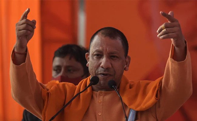 उप्र में सीएम की कुर्सी पर योगी ही पहली पसंद Will Yogi Adityanath once again occupy the power of UP or will Akhilesh Yadav be able to snatch the chair from him or Mayawati will surprise