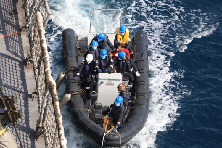 आईएनएस आदित्य ने समुद्र में चिकित्सा सहायता पहुंचाई Indian Naval Ship (INS) Aditya on Thursday provided immediate medical aid to a critically injured fisherman in Goa. Mumbai's PRO took over