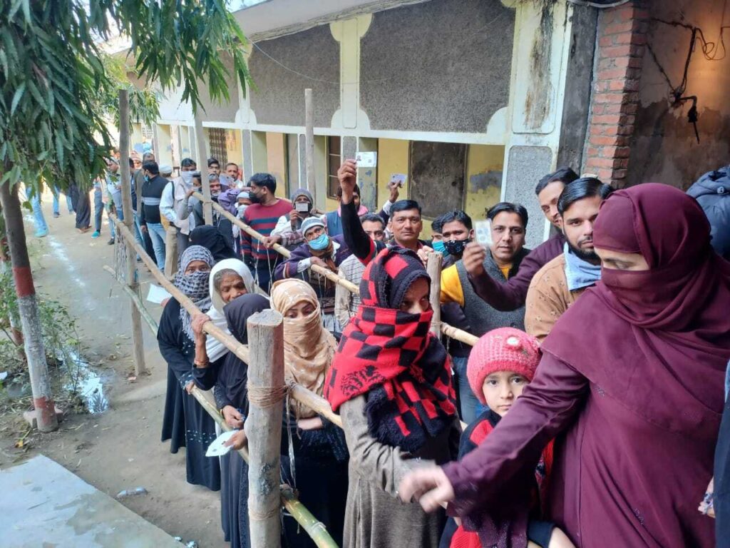 11 बजे तक गोवा में 26.63, यूपी में 23.03 और उत्तराखंड में 18.97 फीसदी मतदान Voting is being held on Monday for 55 seats in western Uttar Pradesh along with Uttarakhand and Goa. In UP and Goa, where