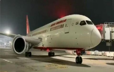 यूक्रेन से 242 भारतीयों को लेकर दिल्ली पहुंचा एयर इंडिया का विमान Amidst the escalating tension between Ukraine and Russia, an Air India plane carrying 242 Indian nationals from the Eastern European