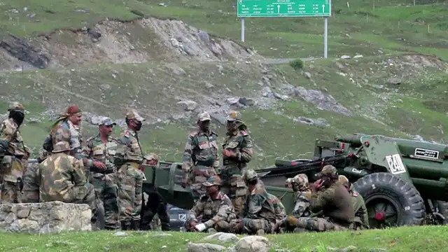 चीन सीमा पर निगरानी करेगा भारत, तैनात होंगी 200 तोपें The deployment of K-9 Vajra Howitzer guns in the Ladakh sector has been quite successful. In view of this success, the Indian Army
