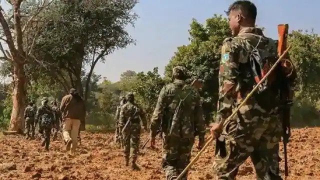 छत्तीसगढ़ के बीजापुर में नक्सलियों से मुठभेड़, एक शहीद In the encounter between the police and the Naxalites in the forests of Timmapur and Putkel, an encounter is going on between the battalion