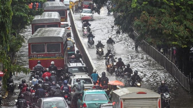 अंधेरे में डूबी मायानगरी! साउथ व सेंट्रल मुंबई के कई इलाकों में बत्ती गुल, लोकल ट्रेनें बंद