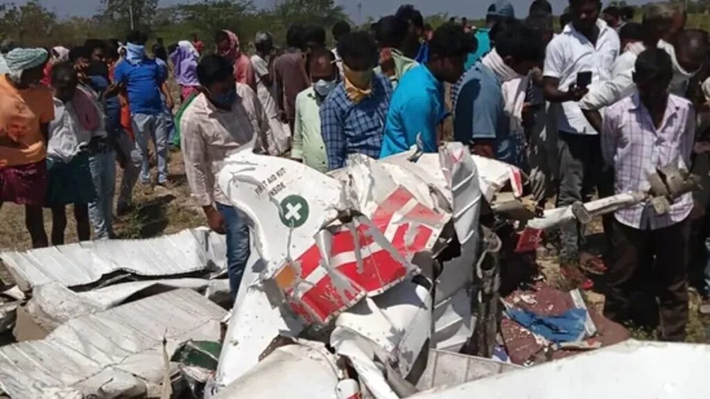 तेलंगाना में क्रैश हुआ हेलिकॉप्टर, दो पायलटों की दर्दनाक मौत The news of a helicopter crash has come to light in Nalgonda district of Telangana. Two pilots including the trainee pilot have died