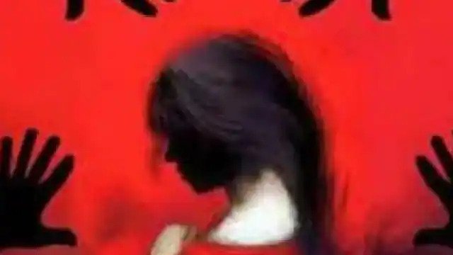 दिल्ली में अपहरण, गैंगरेप और हत्या: दुकान में मिला नाबालिग का शव There was a stir when the body of a minor girl was found from a shop in Narela area of the capital Delhi. Police said on Monday that t