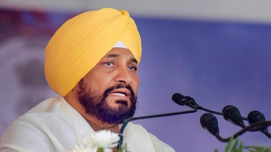 पंजाब में जुटे चुनावी दिग्गज, केजरीवाल बोले-चन्नी हारेंगे चुनाव, प्रियंका बोलीं-आप संघ से निकली, भाजपा भी कूदी Delhi Chief Minister's Chief Minister and Aam Aadmi Party (AAP) convener Arvind Kejriwal has launched a double attack on the Congress camp