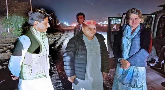 प्रियंका गांधी ने विधायक नीरज शर्मा से जाना उत्तराखंड का सियासी समीकरण This discussion took place during Priyanka Gandhi's road show in Muradnagar, Ghaziabad. MLA Neeraj Sharma in Priyanka's road show