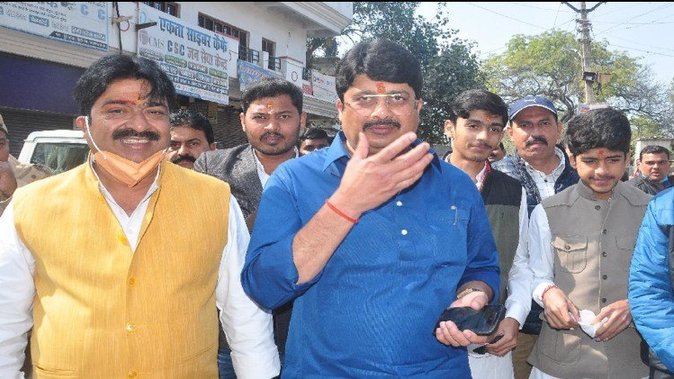 राजा भैया के खिलाफ एफआईआर: एससी-एसटी एक्ट के तहत मामला दर्ज A case has been registered against MLA Raghuraj Pratap Singh alias Rajabhaiya in Kunda Kotwali under various sections including SCST Act.