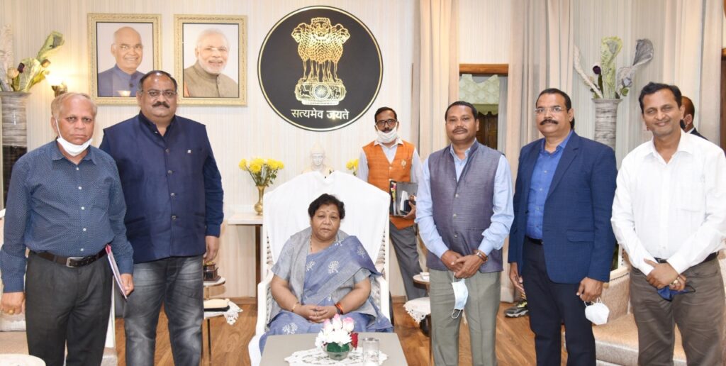 कुलपित चयन प्रक्रिया को लेकर इंदिरा गांधी कृषि विश्वविद्यालय शिक्षक संघ ने राज्यपाल से की मुलाकात