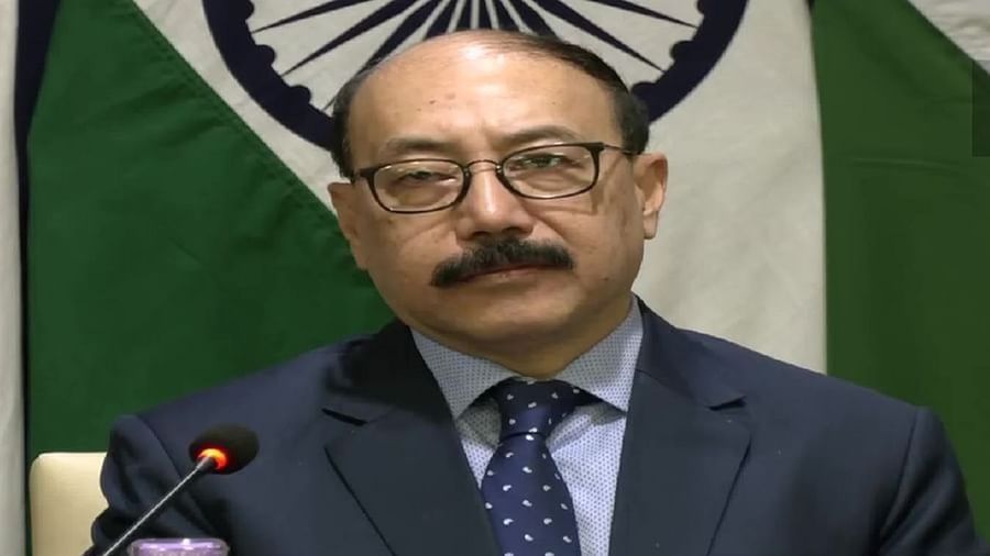 यूक्रेन-रूस संकट पर बोले विदेश सचिव श्रृंगला, भारतीय नागरिकों की सुरक्षा हमारी प्राथमिकता After the Russian army's attack on Ukraine, the Ministry of External Affairs has become active to evacuate the Indians trapped there.