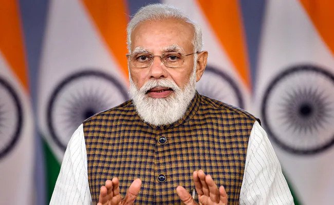 Prime Minister Modi saluted Ghazipur, the land of martyrs and the martyrs here. Abdul Hameed and his wife were also remembered from the stage.