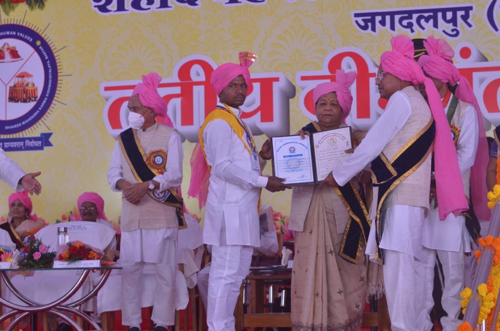 राज्यपाल उईके ने दीक्षांत समारोह में छात्रों को 95 गोल्ड मेडल वितरित किए