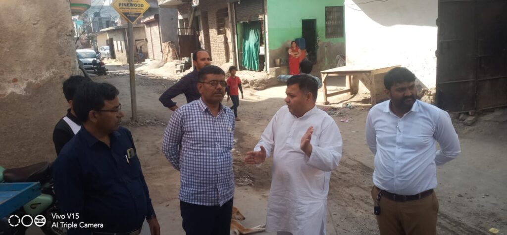 विधायक नीरज शर्मा ने नगर निगम के अधिकारियों के साथ किया विधानासभा के वार्डो का दौरा