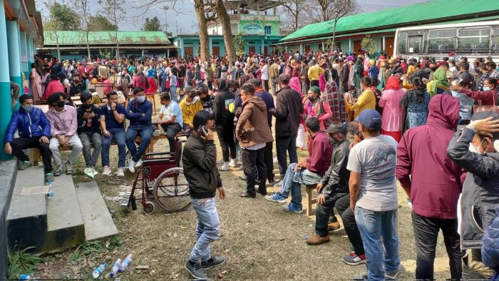 मणिपुर में अब तक हुआ 28.19 फीसदी मतदान, मतदान के बाहर लगी लंबी कतारें