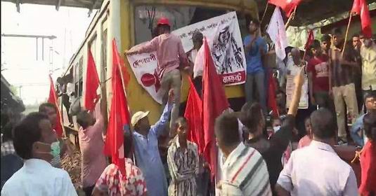 केंद्र सरकार की नीतियों के खिलाफ भारत बंद, केरल-बंगाल में दिखा भारत बंद का असर, कोलकाता में रेलवे ट्रैक को किया ब्लाक