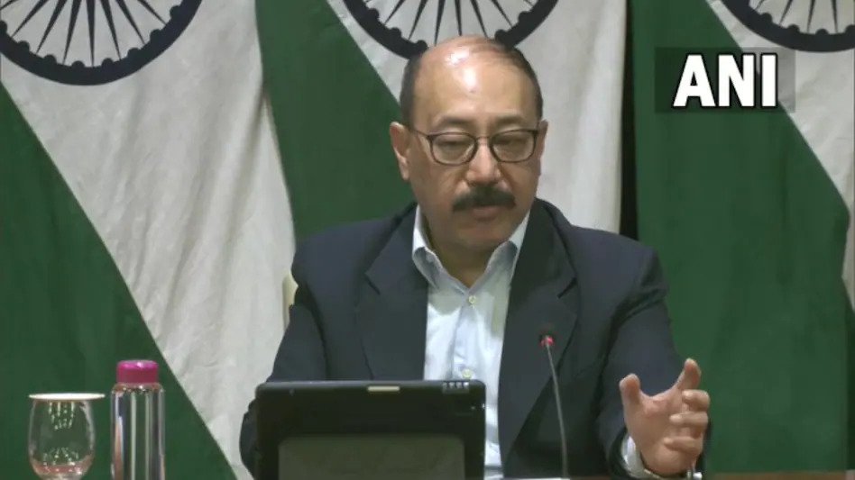 अब कीव में कोई भारतीय नहीं हैः विदेश सचिव The government has intensified efforts to bring back stranded Indians after an Indian student was killed in a shooting in Kharkiv, Ukraine.