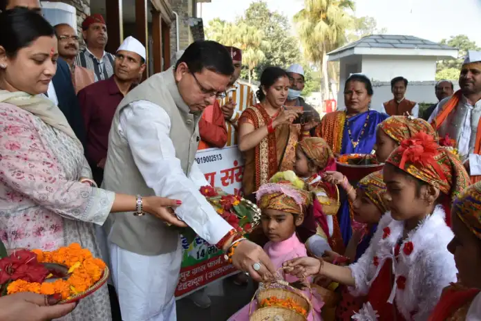 उत्तराखंडः कार्यवाहक मुख्यमंत्री पुष्कर धामी ने बच्चों संग मनाया लोकपर्व ‘फूलदेई’