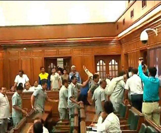 दिल्ली विधानसभा में जमकर हुआ हंगामा, आरएसएस हाय-हाय और टुकड़े-टुकड़े गैंग के नाम पर आमने-सामने आए विधायक