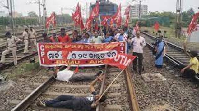 देशभर में भारत बंद का असर, बैंक व औद्योगिक प्रभावित, लोग परेशान, चेन्नई में प्रदर्शनकारियों को हिरासत में लिया गया