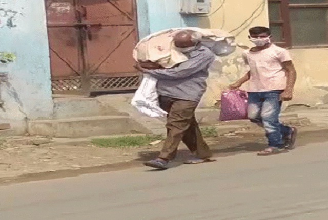 शर्मनाकः बेटी के शव को कंधे पर लादकर पैदल चला पिता, वीडियो वायरल, जांच के आदेश