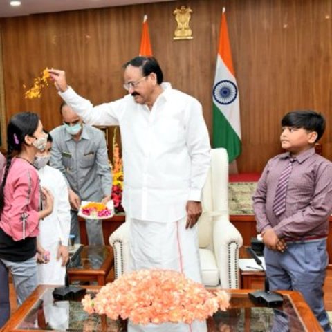 उपराष्ट्रपति एम वेंकैया नायडु ने स्कूली बच्चों के साथ अपने निवास पर मनाई होली
