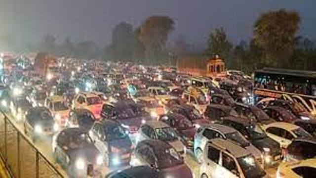 यमुना एक्सप्रेस-वे पर लगा भीषण जाम, देखी गई वाहनों की लंबी कतारें