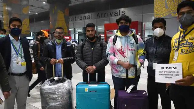 आज ही कीव छोड़ दें भारतीय, कैसे भी निकलें’, दूतावास ने जारी की नई एडवाइजरी In view of the deteriorating situation in Ukraine, the Indian Embassy in Kyiv has issued a new advisory. In the latest advisory, the Embassy