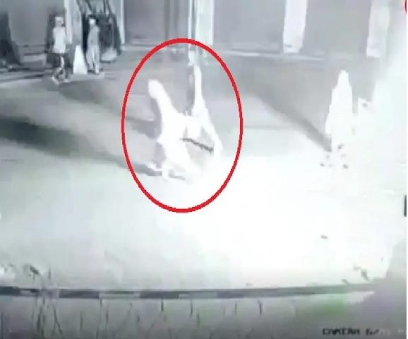 नकाबपोश महिला ने कश्मीर में सीआरपीएफ के बंकर पर फेंका पेट्रोल, वीडियो वायरल