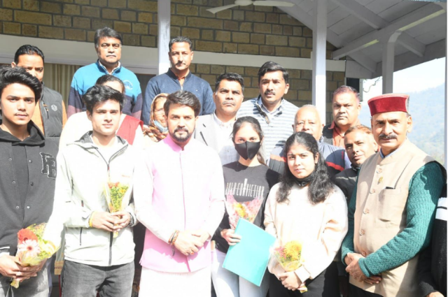 ऑपरेशन गंगा: यूक्रेन से लौटे छात्रों से मिले अनुराग ठाकुर