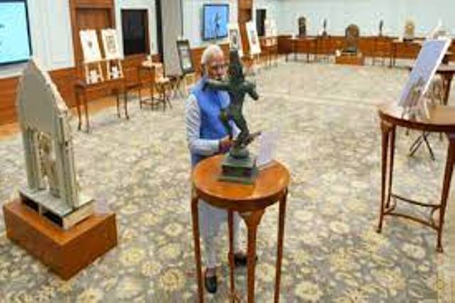आस्ट्रेलिया से वापस लाई गई 29 प्राचीन धरोहरों का प्रधानमंत्री नरेंद्र मोदी ने किया निरीक्षण
