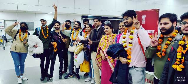 एयरपोर्ट पर राजस्थान सरकार के तीन मंत्रियों सहित अधिकारियों ने की छात्रों की अगवानी