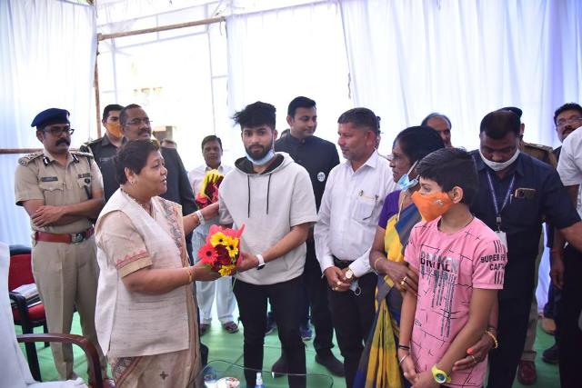 यूक्रेन से वापस लौटे बस्तर जिले के विद्यार्थियों ने राज्यपाल से की भेंट