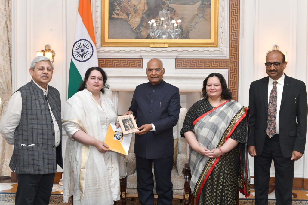 भारत के राष्ट्रपति ने “भारतीय संस्कृति में मानवीय जिजीविषा” पुस्तक की प्रथम प्रति प्राप्त की