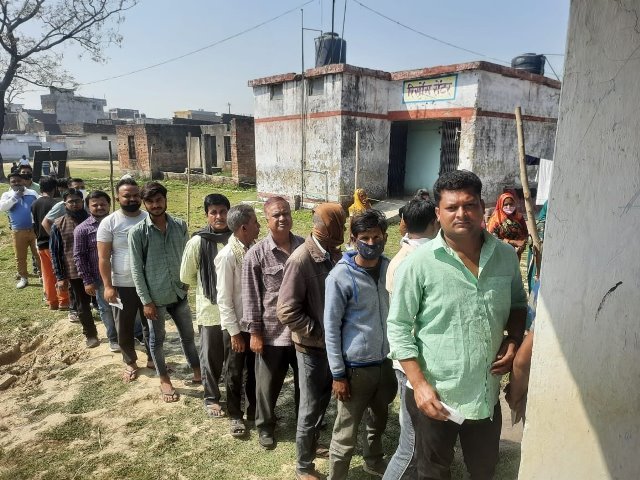 बस्ती में वीवीपैट का रोल खत्म होने पर मतदान प्रभावित, कुशीनगर में ग्राम प्रधान बना रहे भाजपा के पक्ष में वोटिंग का दबाव