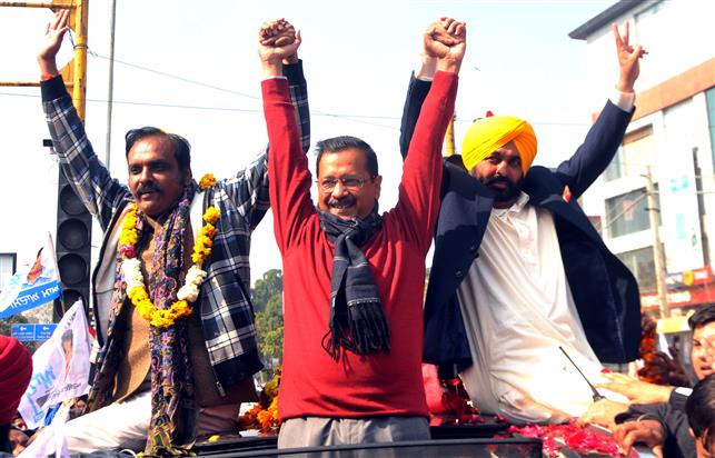 अमृतसर में अरविंद केजरीवाल व भगवंत मान का रोड शो, नारों से गूंजी गुरुनगरी