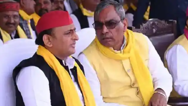 ईवीएम को लेकर बनारस में हाई वोल्टेज ड्रामा, अखिलेश, राजभर ने लगाए आरोप, जानिए क्या है पूरी सच्चाई