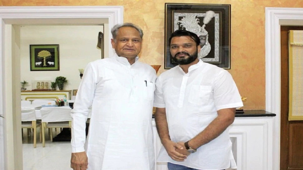 फोन टैपिंग मामले में मुख्यमंत्री अशोक गहलोत समेत कई नेताओं को नोटिस