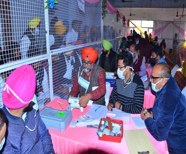 पंजाब चुनाव मतगणना में कांग्रेस 11 व आप 71 सीटों पर आगे, बादल, सिद्धू व अमरिंदर पीछे