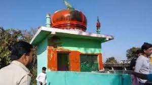 मप्र: होशंगाबाद में मजार को भगवा रंग से पोता गया, तनाव